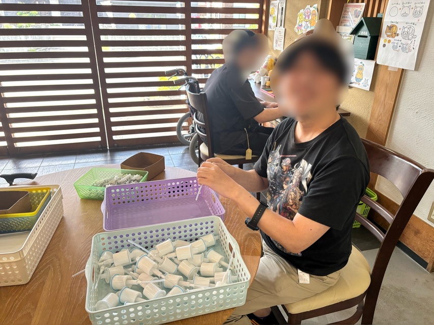 プラスチックの分解作業